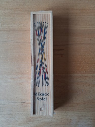 Mikado spiel mit holzschachtel - spiel,